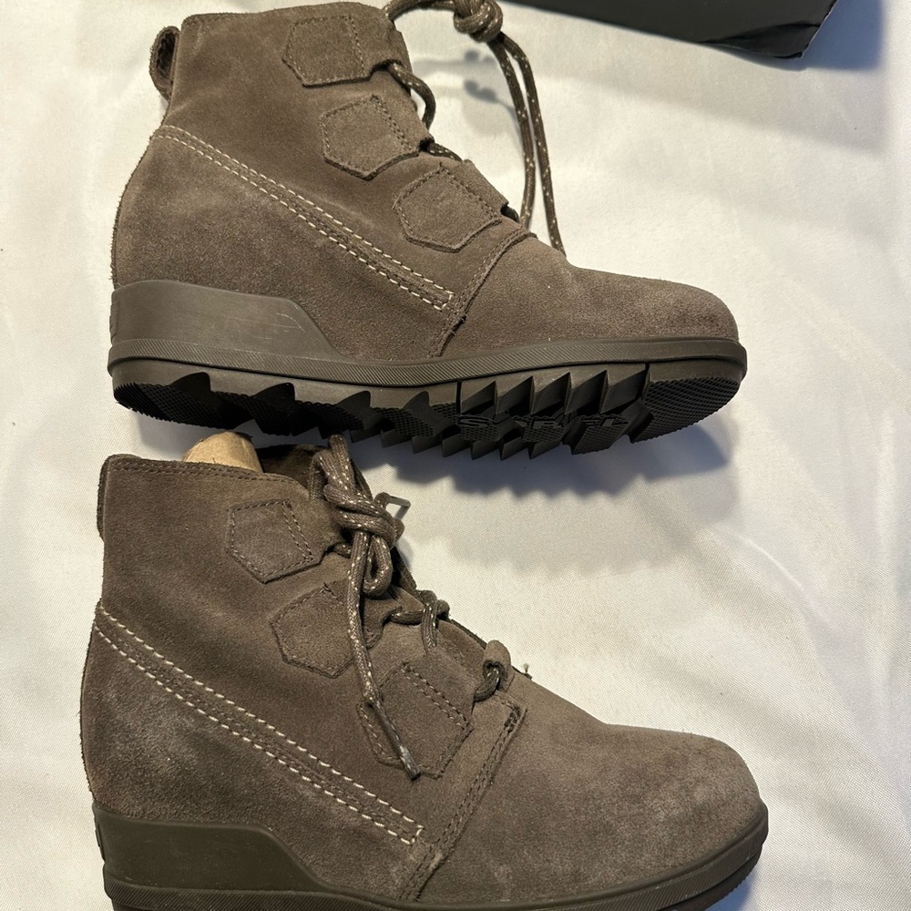 Sorel Evie lace-up wedge boot brown suede size 6 
NIB (box damaged) - Picture 3 of 7